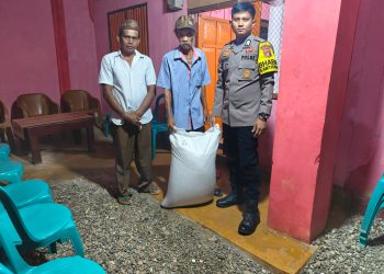 Sebagai Bentuk Kepedulian, Anggota Polsek Paguat Berikan Santunan Kepada keluarga almarhum