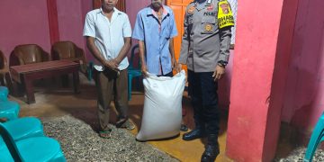 Sebagai Bentuk Kepedulian, Anggota Polsek Paguat Berikan Santunan Kepada keluarga almarhum