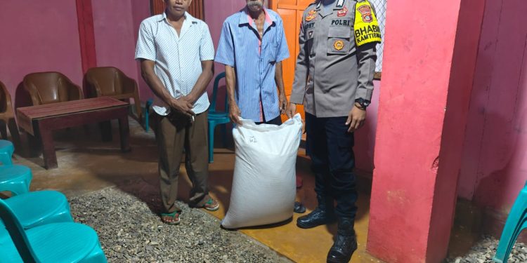 Sebagai Bentuk Kepedulian, Anggota Polsek Paguat Berikan Santunan Kepada keluarga almarhum