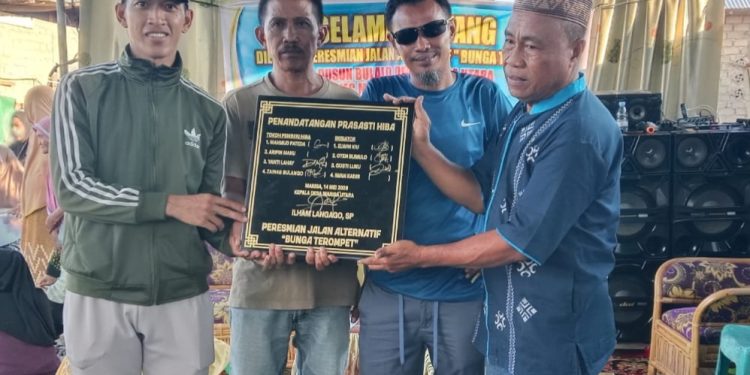 Peresmian Jalan Bunga Trompet Berkat Partisipasi Tokoh Masyarakat Mahmud Pateda
